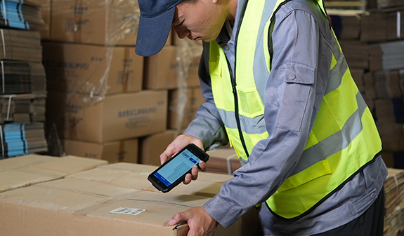 仓管人员使用PDA手持机通过客户订单对出库产品进行复核，防止产品和数量发错