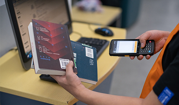 图书馆高空书架：远距离 PDA 让图书借还与盘点更高效